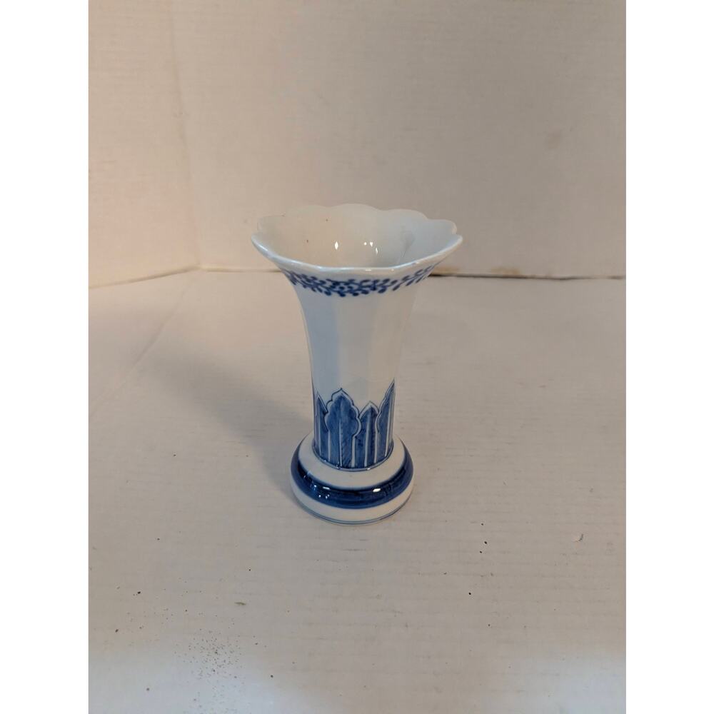 Vintage Blue and White Porcelain Flared Scalloped Trumpet Vase Thailand 6.25" - Picture 5 of 11
